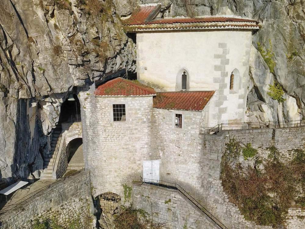 Casa Vacanze La Stele Castelmonte Екстериор снимка